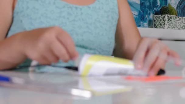 Menina criativa usando 3d caneta impressão 3D forma . — Vídeo de Stock