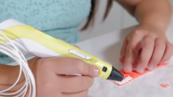 Creatieve meisje met 3d pen afdrukken 3D-vorm.. — Stockvideo