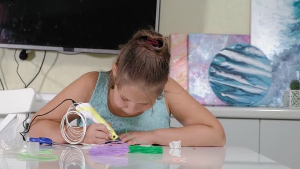 创意女孩使用3d 钢笔打印3d 形状. — 图库视频影像