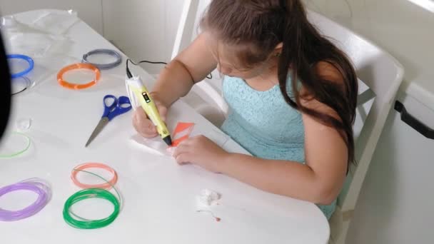 Menina criativa usando 3d caneta impressão 3D forma . — Vídeo de Stock