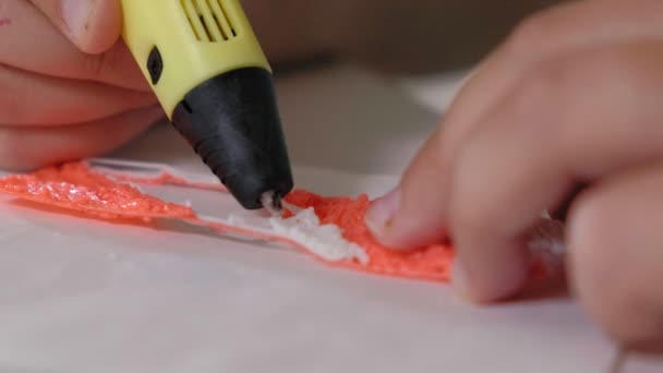 Creative girl using 3d pen printing 3D shape. — Stock Video