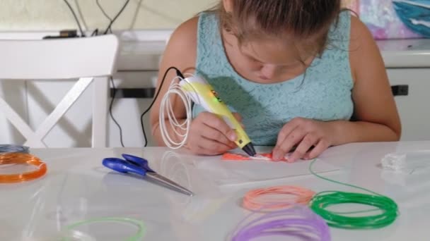 Creatieve meisje met 3d pen afdrukken 3D-vorm.. — Stockvideo