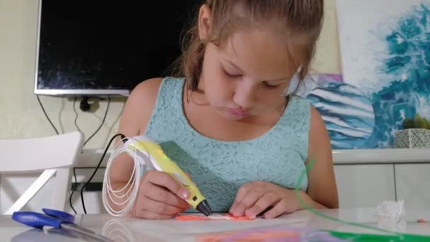 Fille créative en utilisant l'impression 3D stylo forme . — Video