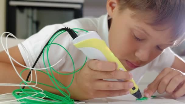 Creatieve jongen met 3d pen afdrukken 3D-shape. — Stockvideo