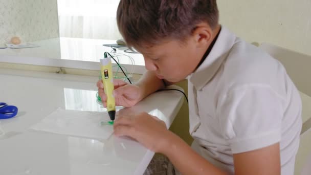 Menino criativo usando caneta 3d impressão 3D forma . — Vídeo de Stock