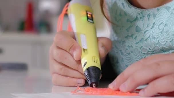 Creative girl using 3d pen printing 3D shape. — Stock Video