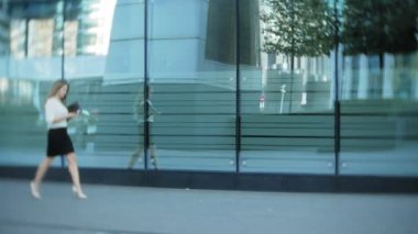 Genç iş kadını şehir park iş merkezi içinde gezinme