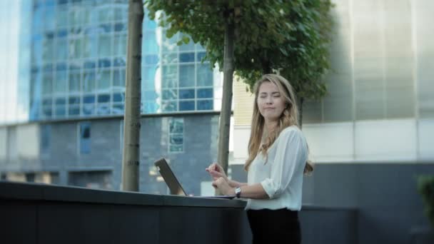 Giovane donna d'affari che lavora su laptop nel centro commerciale del parco cittadino — Video Stock