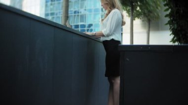 Şehir park iş merkezi içinde laptop üzerinde çalışan genç iş kadını