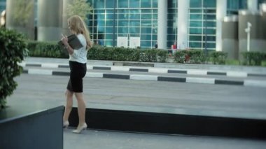 Genç işkadını konuşmak smartphone şehir park iş merkezinde kullanıyor