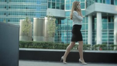 Genç işkadını konuşmak smartphone şehir park iş merkezinde kullanıyor