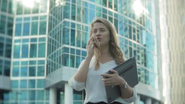 Genç işkadını konuşmak smartphone şehir park iş merkezinde kullanıyor