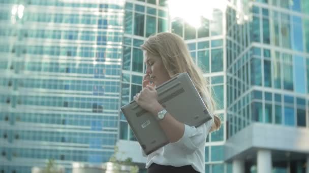 Молодая деловая женщина разговаривает с помощью смартфона в бизнес-центре городского парка — стоковое видео