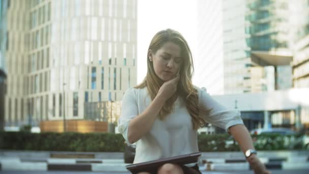 Jeune femme d'affaires parle utilise smartphone dans le centre d'affaires du parc de la ville — Video