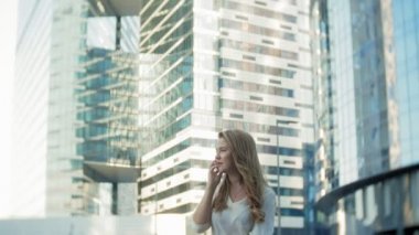 Genç işkadını konuşmak smartphone şehir park iş merkezinde kullanıyor