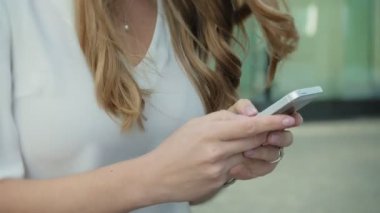 Genç işkadını konuşmak smartphone şehir park iş merkezinde kullanıyor