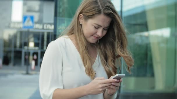 Jeune femme d'affaires parle utilise smartphone dans le centre d'affaires du parc de la ville 