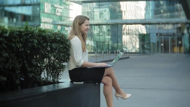 Jovem empresária trabalhando no laptop no centro de negócios do parque da cidade — Vídeo de Stock