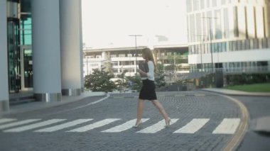 Genç iş kadını şehir park iş merkezi içinde gezinme
