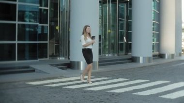 Genç iş kadını şehir park iş merkezi içinde gezinme