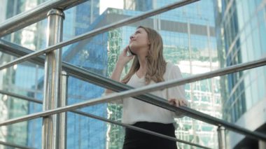 Genç işkadını konuşmak smartphone şehir park iş merkezinde kullanıyor