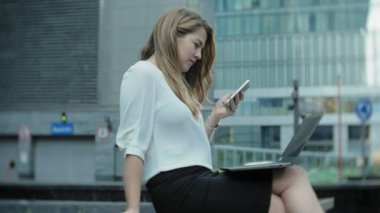 Genç işkadını konuşmak smartphone şehir park iş merkezinde kullanıyor