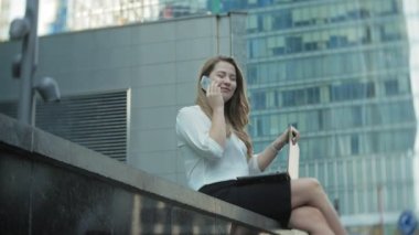 Genç işkadını konuşmak smartphone şehir park iş merkezinde kullanıyor