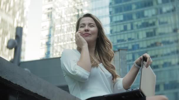 Mladá podnikatelka mluví používá smartphone v city parku business center — Stock video
