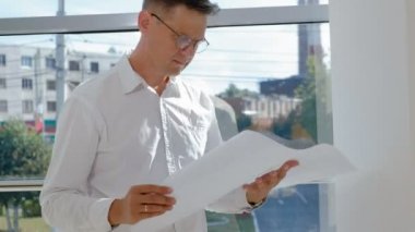 İşadamı bir tarar içeren bir pencere bir çizim kağıt üzerinde olgun