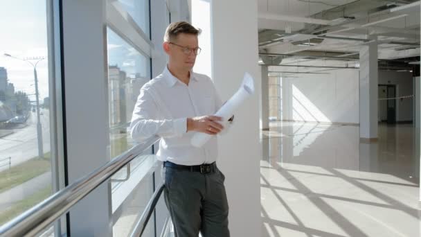 Ώριμες επιχειρηματία σε ένα παράθυρο με ένα σαρώνει ένα σχέδιο σε χαρτί — Αρχείο Βίντεο