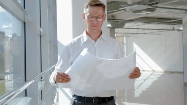 Ώριμες επιχειρηματία σε ένα παράθυρο με ένα σαρώνει ένα σχέδιο σε χαρτί — Αρχείο Βίντεο
