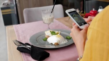 Kadın alarak fotoğraf ile cellphone restoranda lezzetli salata