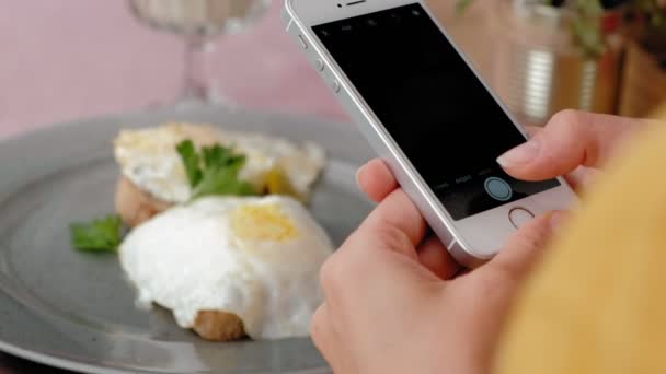 女性携帯電話 のレストランでおいしいサラダの写真を撮影 — ストック動画