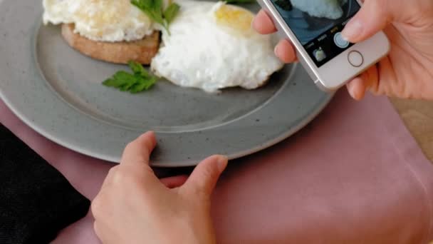 Mujer tomando la foto de la ensalada sabrosa con teléfono celular en el restaurante — Vídeos de Stock