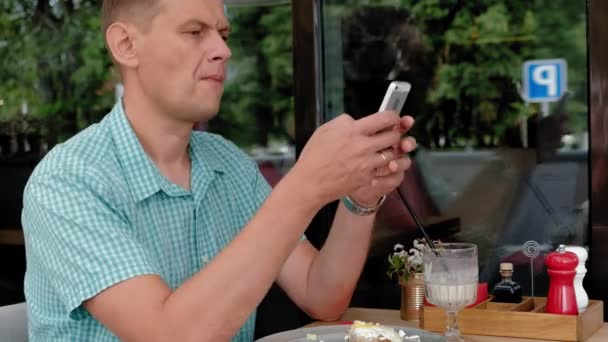 Érett ember eszik reggeli tojás egy kávézóban pirítós — Stock videók
