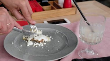 Bir kafede yumurtalı tost olgun man yemek kahvaltı