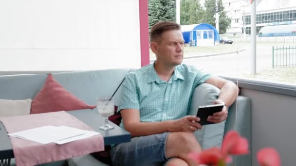 Homme mûr à l'aide de tablette écran tactile dans le café — Video