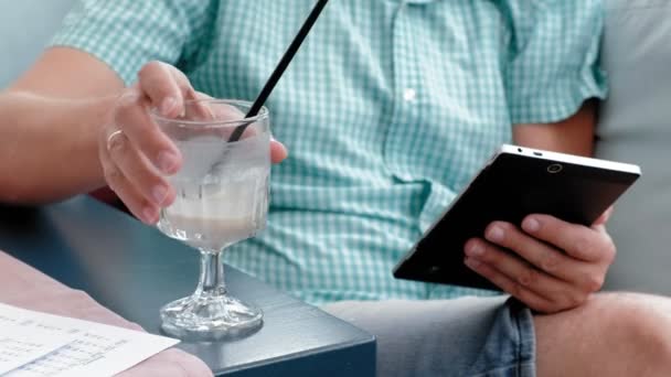 Homme mûr à l'aide de tablette écran tactile dans le café — Video