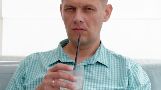 Homme mûr boit un smoothie smoothie dans un café — Video