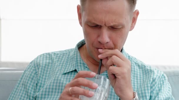 Uomo maturo beve un frullato frullato in un caffè — Video Stock