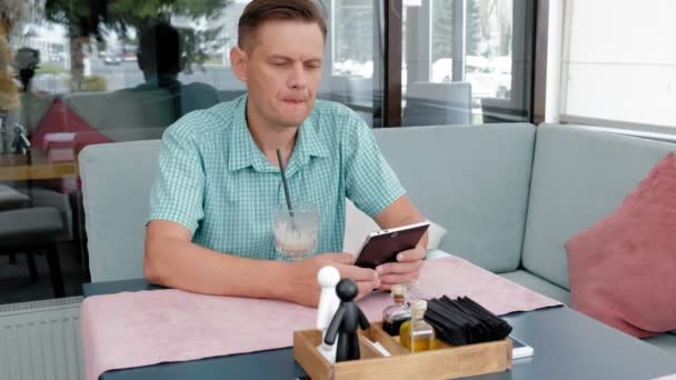 Mature man using tablet computer touchscreen in cafe — Stock Video