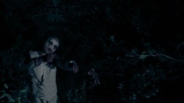 Kamera kötü saldırılar ile gece orman - undead zombi bir kız yoluyla yürüyüşe takıntılı