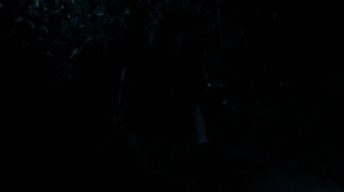 Kamera kötü saldırılar ile gece orman - undead zombi bir kız yoluyla yürüyüşe takıntılı