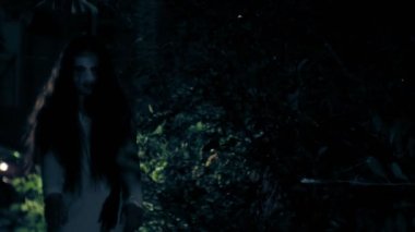 Kamera kötü saldırılar ile gece orman - undead zombi bir kız yoluyla yürüyüşe takıntılı