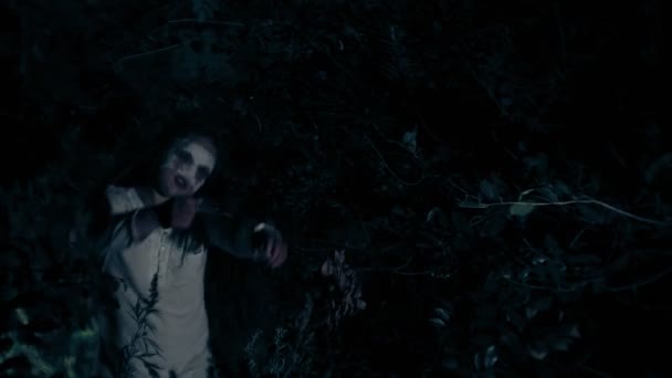 Spacer po lesie w nocy - dziewczyna nieumarłych zombie, obsesję na punkcie atakami zła w aparacie — Wideo stockowe