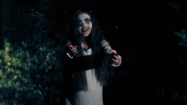Procházka lesem noční - nemrtvá zombie dívka posedlá zlými útoky na fotoaparátu — Stock video
