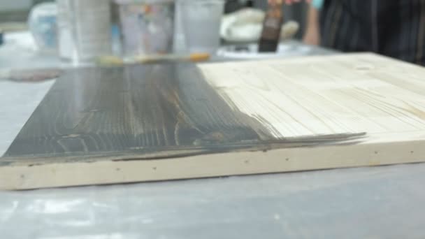 La mujer en el taller está trabajando en tablas de madera, creando un efecto de la antigüedad — Vídeo de stock