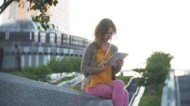 Genç hipster kadın şehir park iş merkezi içinde gezinme