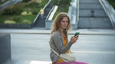 Genç hipster kadın şehir park iş merkezi içinde gezinme