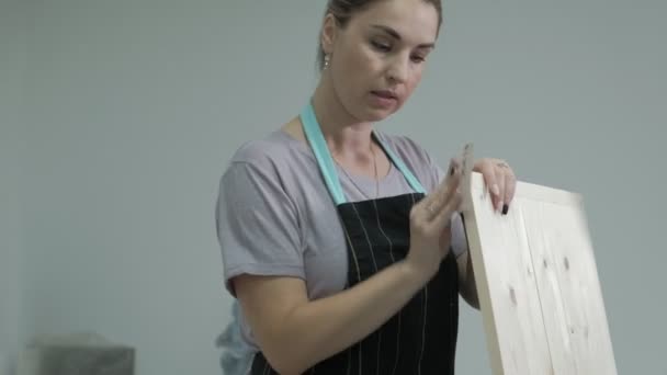 A nő a műhelyben dolgozom fa táblák létrehozása az antikvitás hatása — Stock videók